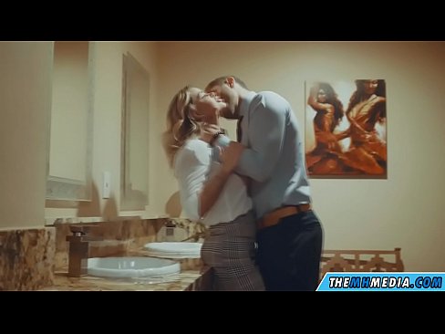 ❤️ Ketika seorang pirang berdada menggoda Anda di toilet umum Video sialan  pada kami id.pornsexer.ru